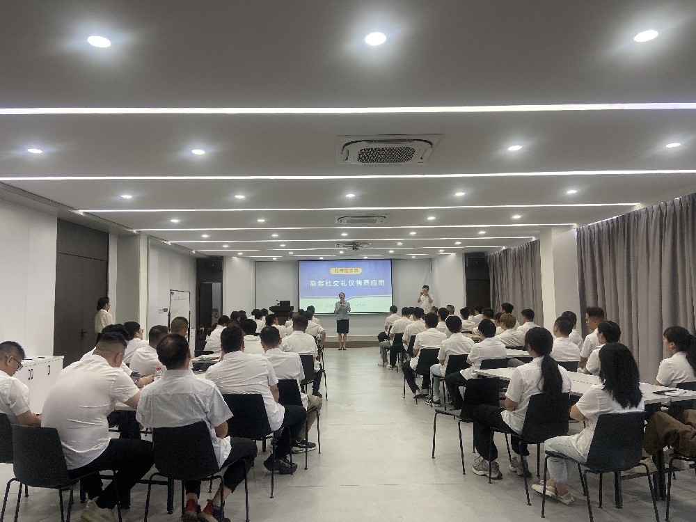 vip5519cc威尼斯举办商务礼仪培训 助力企业形象提升